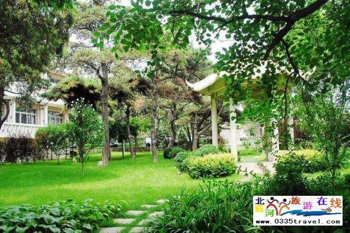 北戴河?xùn)|經(jīng)路賓館-住準(zhǔn)五星海華標(biāo)間/豪華大床+雙份早餐，一價(jià)全含